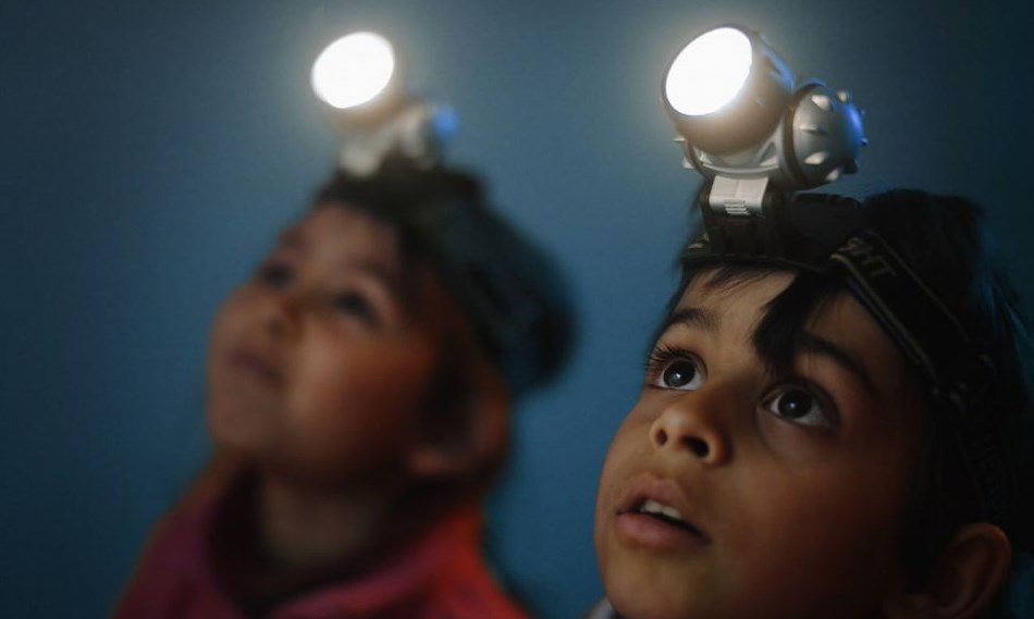 9 trò chơi với ánh đèn flash khiến bé chơi hoài không chán